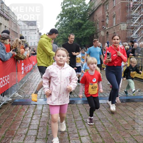 13.09.2026 - Kiel Lauf Yannick Fuchs http://msf.ph/oto/10274054 13.09.2026 08:36:36 Ziel 516, 874, 1407, 1727, 2464, 3088, 3246, 3532, 3651, 3868, 5658, 6308, 6452, 6469, 6470, 6474, 6475, 6983, 7059, 7136, 7811, 8804, 8995, 9251, 9505, 10064, 10753, 10891, 71, 308, 440, 464, 465, 569, 690, 740, 832, 858, 923, 1551, 1552, 1648, 1829, 1875, 2310, 2328, 2621, 2911, 3053, 3149, 3434, 3532, 3656, 3689, 4002, 4007, 4473, 4474, 4495, 4500, 5481, 5486, 5499, 5658, 5842, 6022, 6101, 6143, 6491, 7128, 7136, 1031, 1690, 2618, 3762, 5990, 6446 meine-sportfotos.de