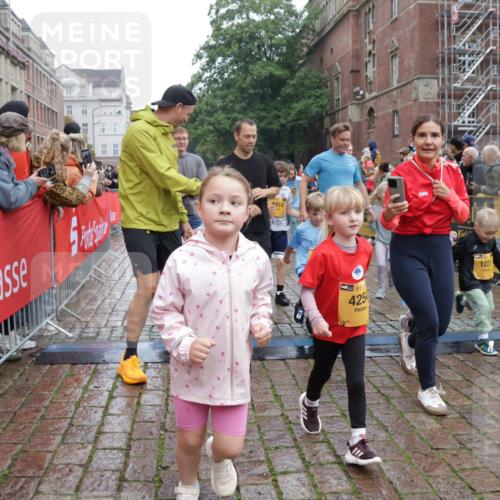 13.09.2026 - Kiel Lauf Yannick Fuchs http://msf.ph/oto/10274061 13.09.2026 08:36:36 Ziel 516, 874, 1407, 1727, 2464, 3088, 3246, 3532, 3651, 3868, 5658, 6308, 6452, 6469, 6470, 6474, 6475, 6983, 7059, 7136, 7811, 8804, 8995, 9251, 9505, 10064, 10753, 10891, 71, 308, 440, 464, 465, 569, 690, 740, 832, 858, 923, 1551, 1552, 1648, 1829, 1875, 2310, 2328, 2621, 2911, 3053, 3149, 3434, 3532, 3656, 3689, 4002, 4007, 4473, 4474, 4495, 4500, 5481, 5486, 5499, 5658, 5842, 6022, 6101, 6143, 6491, 7128, 7136, 1031, 1690, 2618, 3762, 5990, 6446 meine-sportfotos.de