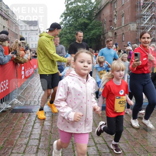 13.09.2026 - Kiel Lauf Yannick Fuchs http://msf.ph/oto/10274068 13.09.2026 08:36:36 Ziel 516, 874, 1407, 1727, 2464, 3088, 3246, 3532, 3651, 3868, 5658, 6308, 6452, 6469, 6470, 6474, 6475, 6983, 7059, 7136, 7811, 8804, 8995, 9251, 9505, 10064, 10753, 10891, 71, 308, 440, 464, 465, 569, 690, 740, 832, 858, 923, 1551, 1552, 1648, 1829, 1875, 2310, 2328, 2621, 2911, 3053, 3149, 3434, 3532, 3656, 3689, 4002, 4007, 4473, 4474, 4495, 4500, 5481, 5486, 5499, 5658, 5842, 6022, 6101, 6143, 6491, 7128, 7136, 1031, 1690, 2618, 3762, 5990, 6446 meine-sportfotos.de