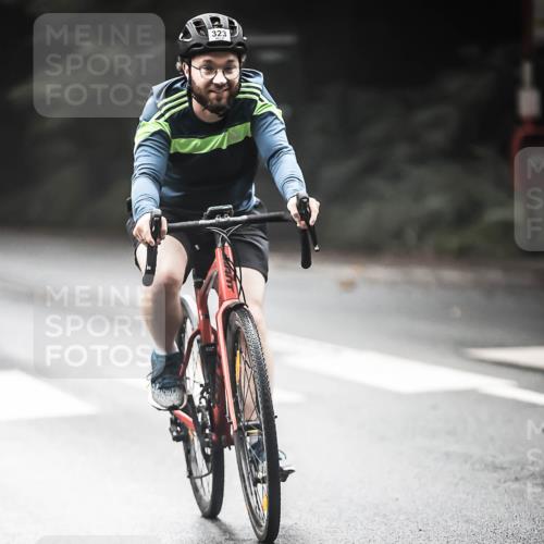 13.09.2026 - Stadtparktriathlon H.Heesch http://msf.ph/oto/10274131 13.09.2026 10:28:49 Radfahren 323, 385, 433 meine-sportfotos.de
