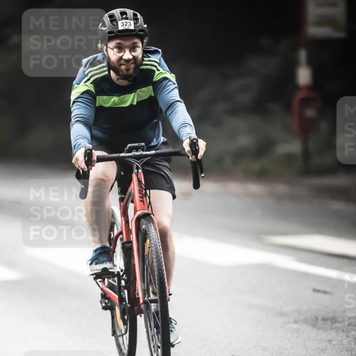 13.09.2026 - Stadtparktriathlon H.Heesch http://msf.ph/oto/10274134 13.09.2026 10:28:49 Radfahren 323, 385, 433 meine-sportfotos.de