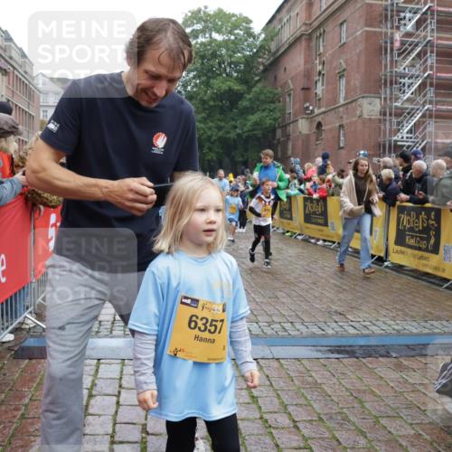 13.09.2026 - Kiel Lauf Yannick Fuchs http://msf.ph/oto/10274143 13.09.2026 08:36:41 Ziel 1727, 1808, 2464, 3088, 3098, 3246, 3651, 3809, 3868, 3887, 6308, 6452, 6469, 6474, 6475, 6479, 6983, 7059, 7153, 8771, 8804, 8995, 9251, 9591, 9958, 10438, 10753, 10891, 11853, 11945, 71, 308, 440, 464, 465, 516, 569, 690, 740, 832, 858, 874, 923, 1407, 1551, 1552, 1648, 1829, 1875, 2310, 2328, 2621, 3053, 3149, 3434, 3532, 3656, 3689, 4002, 4007, 4473, 4474, 4495, 4500, 5481, 5486, 5499, 5658, 5842, 6022, 6101, 6143, 6469, 6470, 6491, 7128, 7136, 1031, 1690, 3762, 5990 meine-sportfotos.de