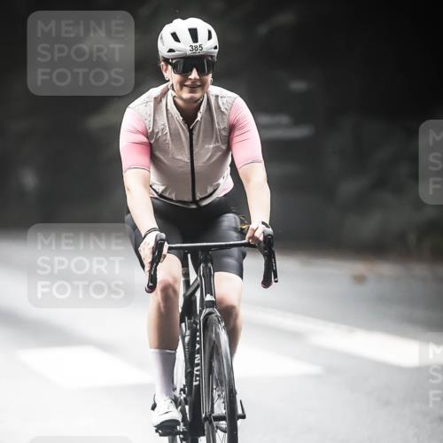 13.09.2026 - Stadtparktriathlon H.Heesch http://msf.ph/oto/10274154 13.09.2026 10:28:51 Radfahren 323, 385, 433 meine-sportfotos.de