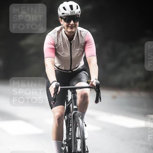 13.09.2026 - Stadtparktriathlon H.Heesch http://msf.ph/oto/10274157 13.09.2026 10:28:51 Radfahren 323, 385, 433 meine-sportfotos.de