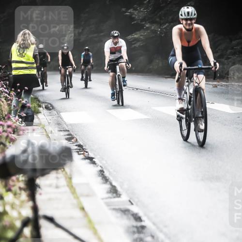 13.09.2026 - Stadtparktriathlon H.Heesch http://msf.ph/oto/10274261 13.09.2026 10:29:08 Radfahren 334, 335, 344, 354, 381, 419, 420, 429, 432, 452, 460 meine-sportfotos.de