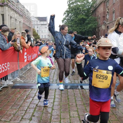 13.09.2026 - Kiel Lauf Yannick Fuchs http://msf.ph/oto/10274266 13.09.2026 08:36:47 Ziel 1031, 1128, 1470, 1808, 2464, 2581, 3088, 3098, 3651, 3809, 3887, 4697, 5667, 6145, 6357, 6479, 6813, 6983, 7059, 7153, 7633, 8662, 8771, 8995, 9251, 9591, 9958, 10438, 10753, 11853, 11935, 11945, 12317, 71, 308, 464, 465, 516, 569, 740, 858, 874, 923, 1407, 1648, 1727, 1829, 1875, 2310, 2328, 3149, 3246, 3434, 3532, 3656, 3689, 3868, 4002, 4007, 4473, 4474, 4495, 4500, 5481, 5486, 5499, 5658, 5842, 6101, 6143, 6308, 6452, 6469, 6470, 6474, 6475, 6491, 7128, 7136 meine-sportfotos.de