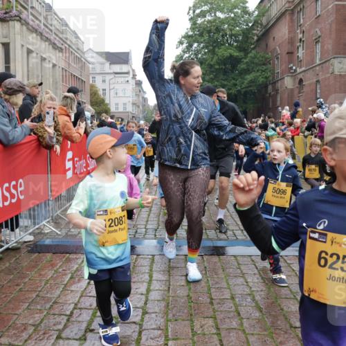 13.09.2026 - Kiel Lauf Yannick Fuchs http://msf.ph/oto/10274281 13.09.2026 08:36:47 Ziel 1031, 1128, 1470, 1808, 2464, 2581, 3088, 3098, 3651, 3809, 3887, 4697, 5667, 6145, 6357, 6479, 6813, 6983, 7059, 7153, 7633, 8662, 8771, 8995, 9251, 9591, 9958, 10438, 10753, 11853, 11935, 11945, 12317, 71, 308, 464, 465, 516, 569, 740, 858, 874, 923, 1407, 1648, 1727, 1829, 1875, 2310, 2328, 3149, 3246, 3434, 3532, 3656, 3689, 3868, 4002, 4007, 4473, 4474, 4495, 4500, 5481, 5486, 5499, 5658, 5842, 6101, 6143, 6308, 6452, 6469, 6470, 6474, 6475, 6491, 7128, 7136 meine-sportfotos.de