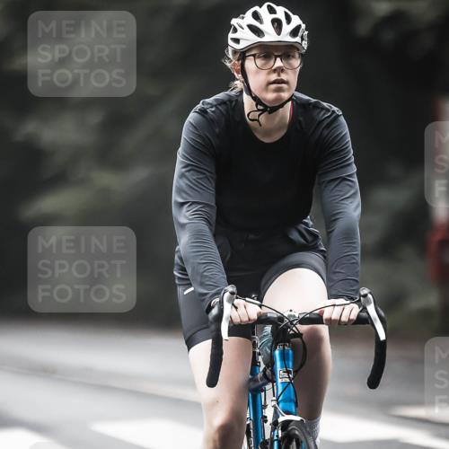 13.09.2026 - Stadtparktriathlon H.Heesch http://msf.ph/oto/10274390 13.09.2026 10:29:31 Radfahren 242, 283, 380, 390, 400 meine-sportfotos.de