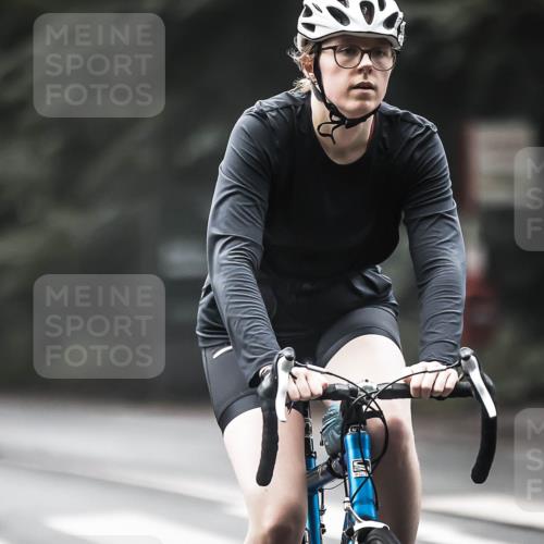 13.09.2026 - Stadtparktriathlon H.Heesch http://msf.ph/oto/10274394 13.09.2026 10:29:32 Radfahren 242, 283, 390, 400 meine-sportfotos.de