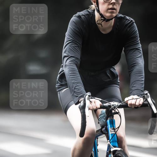 13.09.2026 - Stadtparktriathlon H.Heesch http://msf.ph/oto/10274397 13.09.2026 10:29:32 Radfahren 242, 283, 390, 400 meine-sportfotos.de
