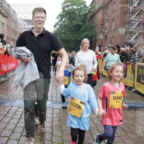 13.09.2026 - Kiel Lauf Yannick Fuchs http://msf.ph/oto/10274495 13.09.2026 08:36:55 Ziel 581, 1031, 1128, 1470, 2581, 3495, 3809, 3887, 4697, 5096, 5275, 5667, 6145, 6259, 6357, 6479, 6813, 6936, 7633, 7784, 8211, 8471, 8662, 9028, 9591, 9762, 9958, 11935, 11945, 12087, 12317, 516, 874, 1407, 1727, 1808, 1829, 1875, 2464, 3088, 3098, 3246, 3532, 3651, 3868, 4495, 4500, 5658, 5842, 6308, 6452, 6469, 6470, 6474, 6475, 6983, 7059, 7136, 7153, 8771, 8995, 9251, 1055, 2229, 4018, 5617, 7146, 7176, 71, 3434, 4002 meine-sportfotos.de