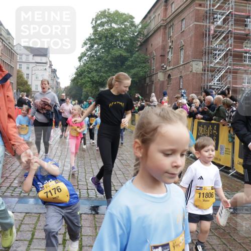 13.09.2026 - Kiel Lauf Yannick Fuchs http://msf.ph/oto/10274543 13.09.2026 08:36:57 Ziel 581, 1031, 1128, 1470, 2552, 2581, 3495, 4697, 5096, 5275, 5667, 6145, 6259, 6357, 6813, 6817, 6936, 7633, 7784, 7838, 8070, 8211, 8243, 8471, 8650, 8653, 8662, 9028, 9762, 11935, 12087, 12317, 516, 874, 1407, 1727, 1808, 1829, 1875, 2464, 3088, 3098, 3246, 3532, 3651, 3809, 3868, 3887, 4495, 4500, 5658, 6308, 6452, 6469, 6470, 6474, 6475, 6479, 6983, 7059, 7136, 7153, 8771, 8995, 9251, 9591, 9958, 1055, 2229, 4018, 4705, 5617, 7146, 7176, 71, 3434, 4002 meine-sportfotos.de
