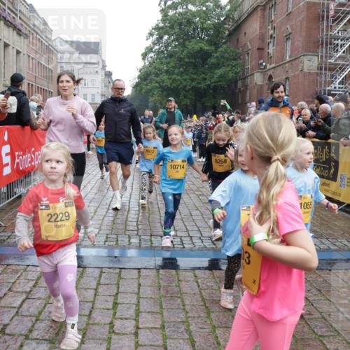 13.09.2026 - Kiel Lauf Yannick Fuchs http://msf.ph/oto/10274590 13.09.2026 08:37:00 Ziel 581, 873, 910, 2552, 2581, 3495, 3815, 5096, 5275, 6145, 6259, 6357, 6813, 6817, 6936, 7784, 7838, 8070, 8211, 8243, 8471, 8650, 8653, 8662, 9028, 9233, 9762, 11206, 11563, 12087, 12317, 516, 874, 1031, 1128, 1407, 1470, 1727, 1808, 2464, 3088, 3098, 3246, 3532, 3651, 3809, 3868, 3887, 4697, 5658, 5667, 6308, 6357, 6452, 6469, 6470, 6474, 6475, 6479, 6813, 6983, 7059, 7136, 7153, 7633, 8771, 8995, 9251, 9591, 9958, 1055, 2229, 4018, 4705, 5617, 7146, 7176, 3434 meine-sportfotos.de