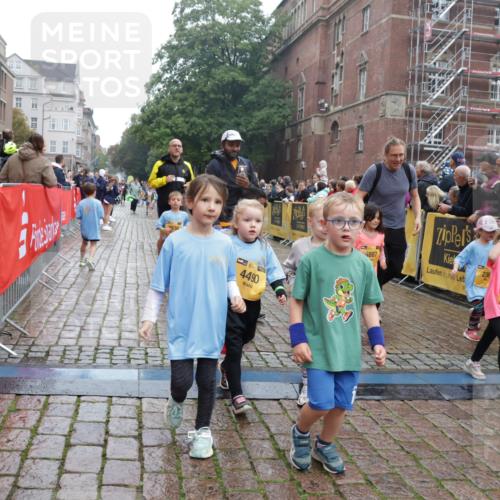 13.09.2026 - Kiel Lauf Yannick Fuchs http://msf.ph/oto/10275135 13.09.2026 08:37:35 Ziel 52, 1212, 1221, 2036, 2858, 3071, 3262, 3521, 4379, 5186, 5290, 6149, 6457, 6458, 6624, 9941, 12066, 12470, 12651, 12657, 12838, 82, 751, 781, 873, 910, 1055, 1233, 1283, 2025, 2229, 2552, 2567, 3252, 3815, 4018, 4705, 5096, 5275, 5288, 5617, 5722, 6272, 6358, 6440, 6817, 7146, 7176, 7183, 7184, 7838, 8070, 8184, 8243, 8258, 8471, 8612, 8650, 8653, 8907, 9233, 9303, 9422, 9586, 10221, 10714, 10800, 11206, 11236, 11487, 11563, 11806, 12469 meine-sportfotos.de