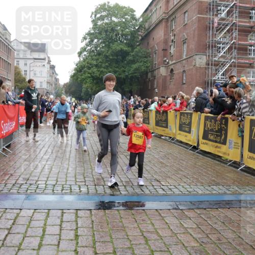 13.09.2026 - Kiel Lauf Yannick Fuchs http://msf.ph/oto/10275421 13.09.2026 08:37:56 Ziel 236, 278, 1807, 2936, 4490, 5199, 5709, 5887, 7283, 7612, 9887, 10478, 11899, 52, 593, 751, 781, 1212, 1214, 1221, 1233, 1621, 2025, 2036, 2567, 2858, 3071, 3262, 3521, 4379, 5186, 5290, 6149, 6358, 6457, 6458, 6624, 7183, 9941, 12066, 12469, 12470, 12651, 12657, 12838, 281, 4085, 4734, 7477, 8382, 8428, 9791, 9921, 11412, 11810, 12581, 751, 781, 1233, 2025, 2229, 2567, 3252, 4018, 4705, 5722, 6272, 6358, 7183, 7184, 8612, 8907, 10800, 11236, 12469 meine-sportfotos.de