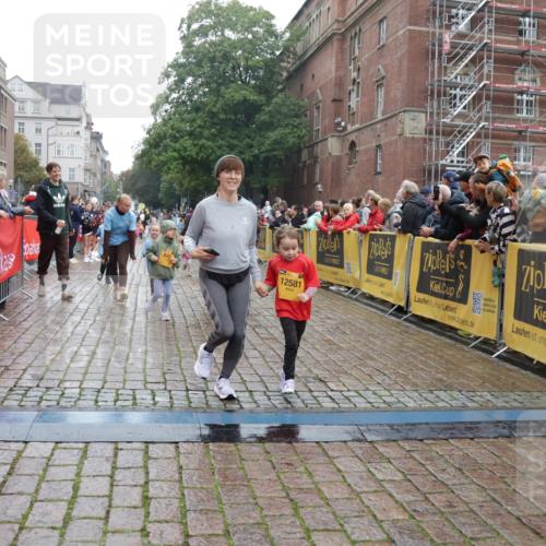 13.09.2026 - Kiel Lauf Yannick Fuchs http://msf.ph/oto/10275425 13.09.2026 08:37:56 Ziel 236, 278, 1807, 2936, 4490, 5199, 5709, 5887, 7283, 7612, 9887, 10478, 11899, 52, 593, 751, 781, 1212, 1214, 1221, 1233, 1621, 2025, 2036, 2567, 2858, 3071, 3262, 3521, 4379, 5186, 5290, 6149, 6358, 6457, 6458, 6624, 7183, 9941, 12066, 12469, 12470, 12651, 12657, 12838, 281, 4085, 4734, 7477, 8382, 8428, 9791, 9921, 11412, 11810, 12581, 751, 781, 1233, 2025, 2229, 2567, 3252, 4018, 4705, 5722, 6272, 6358, 7183, 7184, 8612, 8907, 10800, 11236, 12469 meine-sportfotos.de