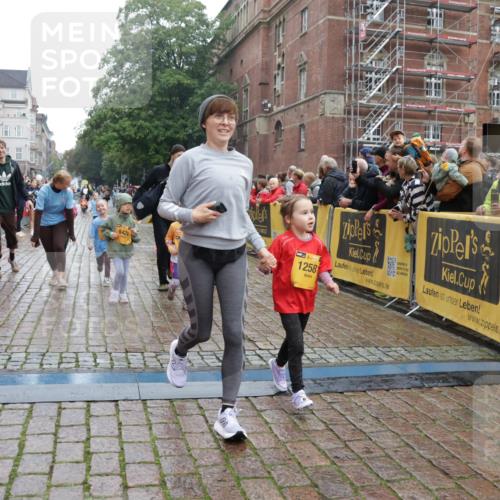 13.09.2026 - Kiel Lauf Yannick Fuchs http://msf.ph/oto/10275436 13.09.2026 08:37:57 Ziel 236, 278, 1807, 2936, 4490, 5199, 5709, 5887, 7283, 7477, 7612, 9887, 10478, 11412, 11899, 52, 593, 781, 1212, 1214, 1221, 1233, 1621, 2025, 2036, 2858, 3071, 3262, 3521, 4379, 5186, 5199, 5290, 6149, 6457, 6458, 6624, 7612, 9887, 9941, 12066, 12469, 12470, 12651, 12657, 12838, 281, 4085, 4734, 8382, 8428, 9791, 9921, 11810, 12581, 751, 781, 1233, 2025, 2229, 2567, 3252, 4705, 5722, 6272, 6358, 7183, 7184, 8907, 10800, 11236, 12469 meine-sportfotos.de