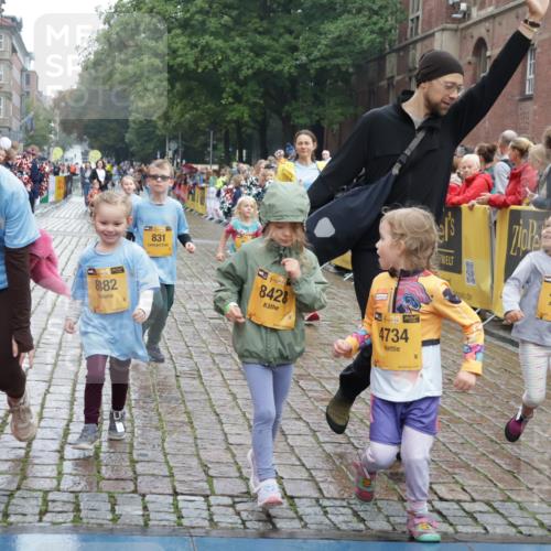 13.09.2026 - Kiel Lauf Yannick Fuchs http://msf.ph/oto/10275459 13.09.2026 08:37:58 Ziel 236, 278, 1807, 2936, 4490, 5709, 5887, 7283, 7477, 10478, 11412, 11899, 52, 236, 593, 781, 1212, 1214, 1221, 1233, 1621, 2025, 2036, 2858, 3071, 3262, 3521, 4379, 5186, 5199, 5290, 5887, 6149, 6457, 6458, 6624, 7283, 7612, 9887, 9941, 12066, 12469, 12470, 12651, 12657, 12838, 281, 4085, 4734, 8382, 8428, 9791, 9921, 11810, 12581, 751, 781, 1233, 2025, 2567, 3252, 4705, 5722, 6272, 6358, 7183, 7184, 10800, 11236, 12469 meine-sportfotos.de