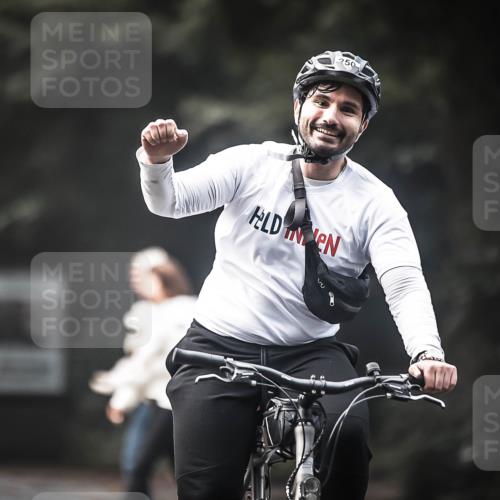 13.09.2026 - Stadtparktriathlon H.Heesch http://msf.ph/oto/10275478 13.09.2026 10:33:24 Radfahren 250, 342 meine-sportfotos.de