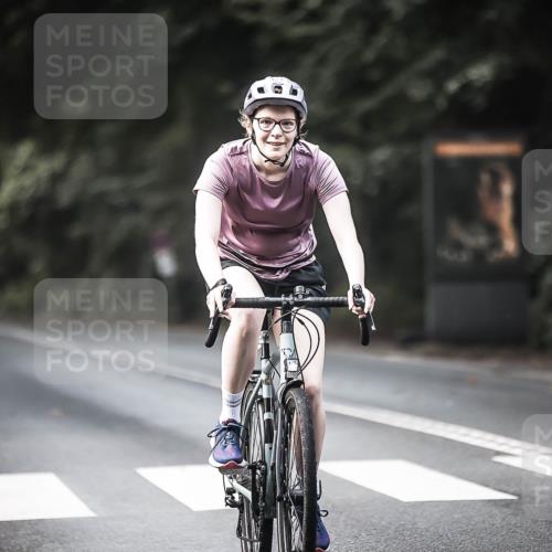 13.09.2026 - Stadtparktriathlon H.Heesch http://msf.ph/oto/10275959 13.09.2026 10:35:26 Radfahren 370, 412, 427 meine-sportfotos.de