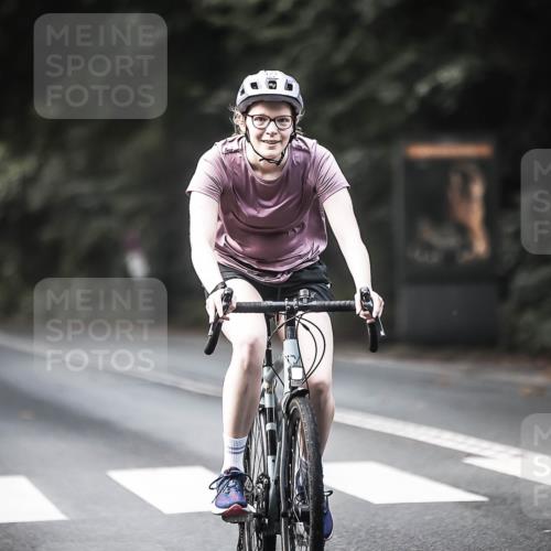 13.09.2026 - Stadtparktriathlon H.Heesch http://msf.ph/oto/10275964 13.09.2026 10:35:26 Radfahren 370, 412, 427 meine-sportfotos.de