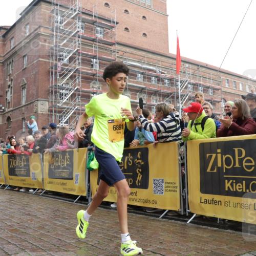 13.09.2026 - Kiel Lauf Yannick Fuchs http://msf.ph/oto/10276485 13.09.2026 08:49:23 Ziel 135, 6891 meine-sportfotos.de