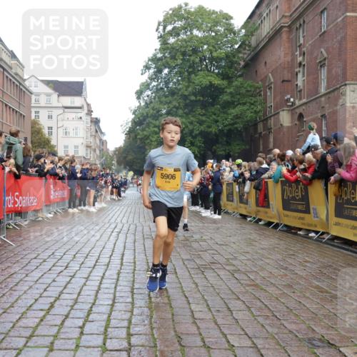 13.09.2026 - Kiel Lauf Yannick Fuchs http://msf.ph/oto/10278245 13.09.2026 08:51:13 Ziel 1238, 1724, 4159, 5010, 7033, 10463, 10970, 11688, 496, 497, 2125, 2343, 3106, 5792, 5959, 9612, 10957, 10987, 444, 909, 1243, 3683, 4741, 5211, 5439, 5906, 6699, 8206, 8657, 8883, 9379, 9929, 2443, 7511 meine-sportfotos.de