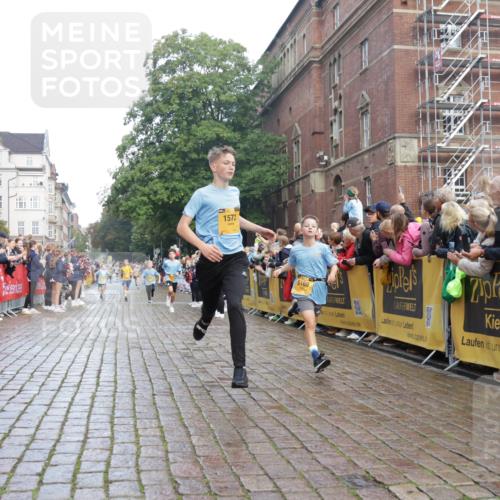 13.09.2026 - Kiel Lauf Yannick Fuchs http://msf.ph/oto/10278561 13.09.2026 08:51:30 Ziel 444, 909, 1243, 3683, 4741, 5211, 5439, 5793, 5906, 6699, 8206, 8657, 8883, 9379, 9929, 496, 909, 1238, 1724, 2343, 3683, 4159, 5010, 7033, 10463, 10970, 11688, 1210, 1572, 3779, 3901, 5130, 5169, 5580, 5976, 6532, 7521, 8538, 11448, 12102, 12467, 5959, 10957 meine-sportfotos.de