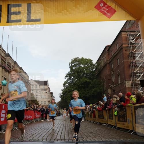 13.09.2026 - Kiel Lauf Yannick Fuchs http://msf.ph/oto/10279019 13.09.2026 08:52:00 Ziel 2020, 3392, 3538, 3557, 5810, 6205, 6372, 7171, 8543, 8700, 11608, 444, 1210, 1243, 1572, 3779, 3901, 5130, 5169, 5439, 5580, 5793, 5906, 5976, 6532, 6699, 7521, 8206, 8538, 8657, 8883, 9379, 9929, 11448, 12102, 12467, 2015, 3178, 3871, 6937, 7034, 8477, 8736, 10102, 10826, 11752, 444, 909, 3683, 4741, 5211, 5439, 8657, 8883, 9379, 9929 meine-sportfotos.de