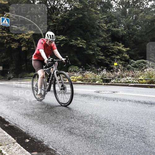 13.09.2026 - Stadtparktriathlon H.Heesch http://msf.ph/oto/10279792 13.09.2026 10:29:28 Radfahren 242, 283, 380, 398, 450 meine-sportfotos.de
