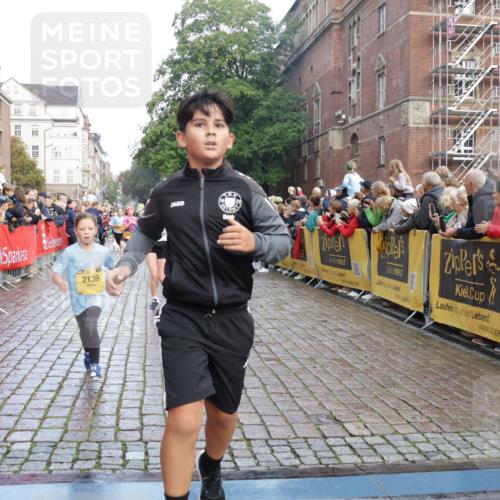 13.09.2026 - Kiel Lauf Yannick Fuchs http://msf.ph/oto/10280883 13.09.2026 08:54:22 Ziel 241, 1218, 1463, 2610, 2742, 3211, 3896, 4059, 4419, 4494, 4731, 5041, 5462, 6030, 6134, 6214, 6618, 7055, 8545, 9291, 9447, 9714, 10920, 10937, 11468, 11672, 11840, 120, 193, 258, 262, 488, 1244, 1529, 1540, 1823, 2122, 2141, 2324, 2489, 3234, 4607, 4618, 4717, 4791, 4956, 5236, 5432, 5586, 5993, 6267, 6628, 6733, 7341, 7470, 7815, 8006, 8332, 9266, 9850, 9880, 10726, 10775, 10868, 12111, 12112, 12663, 12711, 12829, 1701, 2139, 3936 meine-sportfotos.de