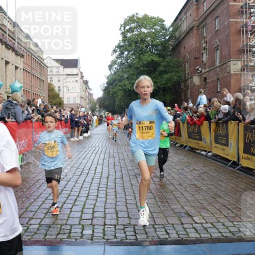 13.09.2026 - Kiel Lauf Yannick Fuchs http://msf.ph/oto/10281060 13.09.2026 08:54:38 Ziel 1701, 2139, 2542, 3457, 3936, 5693, 6574, 6740, 6945, 7774, 7877, 8110, 8111, 8670, 8850, 9533, 9698, 10488, 11263, 11433, 11656, 241, 488, 1218, 1463, 1540, 2489, 2610, 2742, 3211, 3896, 4059, 4419, 4494, 4618, 4717, 4731, 5041, 5236, 5462, 5993, 6030, 6134, 6214, 6618, 6740, 6945, 7055, 7470, 8110, 8111, 8545, 9291, 9447, 9714, 9850, 9880, 10775, 10868, 10920, 10937, 11468, 11672, 11840, 12111, 12112, 159, 561, 744, 820, 2699, 2770, 4069, 4227, 4348, 6607, 120, 2122 meine-sportfotos.de