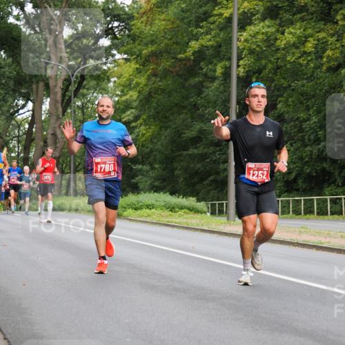 13.09.2026 - 21. swb-Marathon Bremen TobiasT http://msf.ph/oto/10281097 13.09.2026 11:40:37 Laufen 697, 1970, 1780, 1252 meine-sportfotos.de