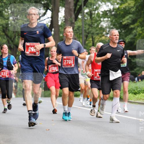 13.09.2026 - 21. swb-Marathon Bremen TobiasT http://msf.ph/oto/10281325 13.09.2026 11:51:06 Laufen 5155, 1532, 69, 2126, 2706, 17 meine-sportfotos.de