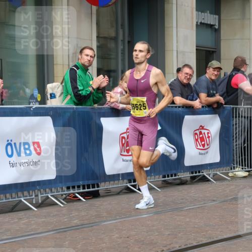 13.09.2026 - 21. swb-Marathon Bremen Strokosch-Dieckow http://msf.ph/oto/10281439 13.09.2026 10:26:36 Ziel 13502, 13627, 13525 meine-sportfotos.de