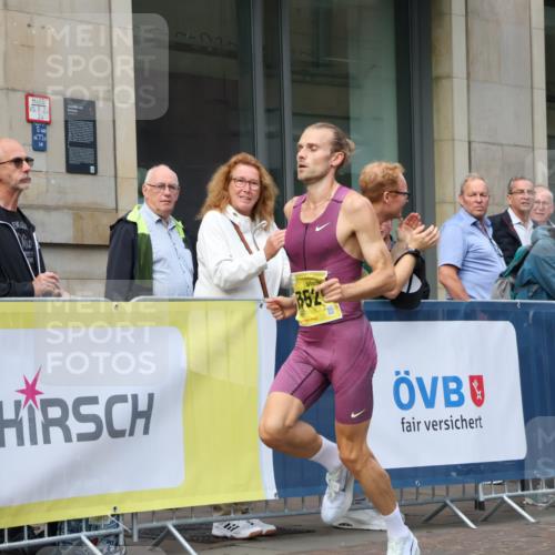 13.09.2026 - 21. swb-Marathon Bremen Strokosch-Dieckow http://msf.ph/oto/10281451 13.09.2026 10:26:37 Ziel 13502, 13627, 13525 meine-sportfotos.de