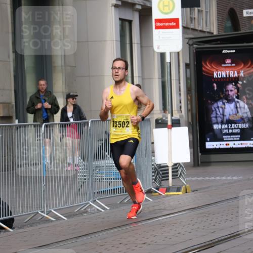13.09.2026 - 21. swb-Marathon Bremen Strokosch-Dieckow http://msf.ph/oto/10281463 13.09.2026 10:26:52 Ziel 13627, 13502, 13525 meine-sportfotos.de