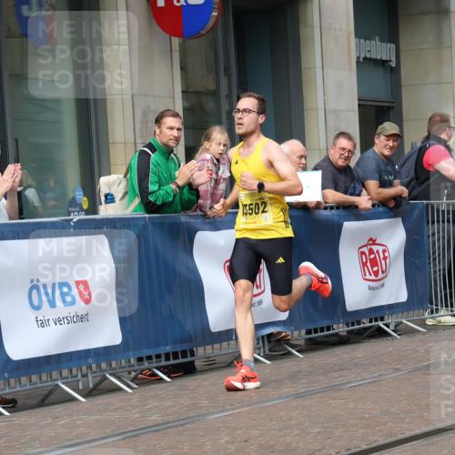 13.09.2026 - 21. swb-Marathon Bremen Strokosch-Dieckow http://msf.ph/oto/10281482 13.09.2026 10:26:54 Ziel 13627, 13502, 13525 meine-sportfotos.de