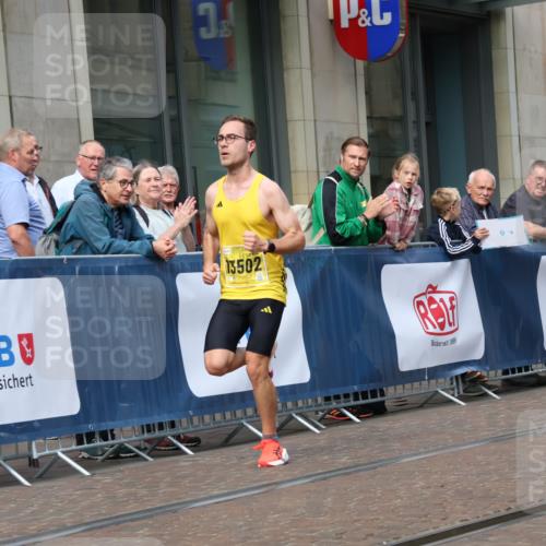 13.09.2026 - 21. swb-Marathon Bremen Strokosch-Dieckow http://msf.ph/oto/10281489 13.09.2026 10:26:55 Ziel 13627, 13502, 13525 meine-sportfotos.de