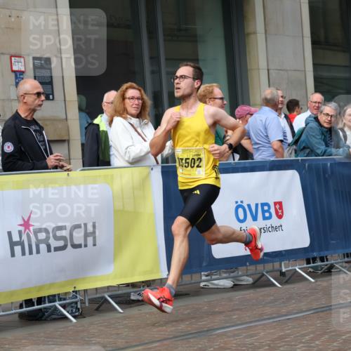 13.09.2026 - 21. swb-Marathon Bremen Strokosch-Dieckow http://msf.ph/oto/10281496 13.09.2026 10:26:55 Ziel 13627, 13502, 13525 meine-sportfotos.de