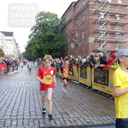 13.09.2026 - Kiel Lauf Yannick Fuchs http://msf.ph/oto/10281523 13.09.2026 08:55:14 Ziel 114, 471, 1109, 1297, 1489, 1768, 3218, 3219, 3863, 5212, 5225, 5860, 6206, 6570, 7222, 7917, 8546, 9216, 10222, 10604, 10716, 10817, 10822, 11071, 11235, 11400, 11573, 12291, 12349, 159, 495, 561, 744, 820, 889, 1450, 1701, 2139, 2699, 2754, 2770, 2773, 3457, 4069, 4227, 4348, 4828, 5454, 6574, 6607, 6737, 7877, 9045, 9163, 9533, 10279, 10447, 10488, 11071, 11133, 11263, 11330, 11433, 11464, 11470, 11780, 12654, 329, 589, 1106, 1952, 2023, 3356, 3693, 7072 meine-sportfotos.de