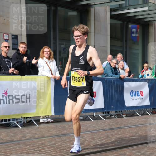13.09.2026 - 21. swb-Marathon Bremen Strokosch-Dieckow http://msf.ph/oto/10281526 13.09.2026 10:27:06 Ziel 13502, 13627 meine-sportfotos.de