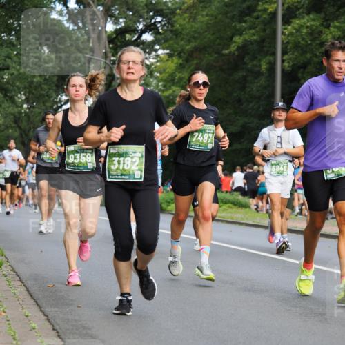 13.09.2026 - 21. swb-Marathon Bremen TobiasT http://msf.ph/oto/10281713 13.09.2026 11:56:45 Laufen 9359, 3182, 7497, 6848 meine-sportfotos.de