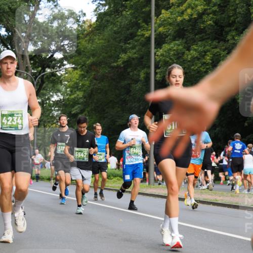 13.09.2026 - 21. swb-Marathon Bremen TobiasT http://msf.ph/oto/10281776 13.09.2026 11:57:06 Laufen 4234, 232, 5542, 6455, 0100, 708 meine-sportfotos.de
