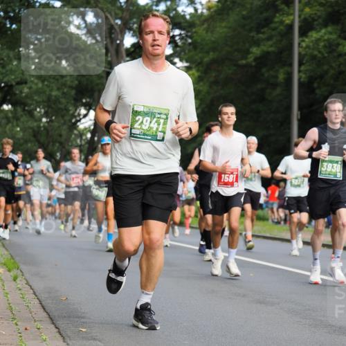 13.09.2026 - 21. swb-Marathon Bremen TobiasT http://msf.ph/oto/10281802 13.09.2026 11:57:16 Laufen 370, 2941, 5623, 1581, 3930 meine-sportfotos.de
