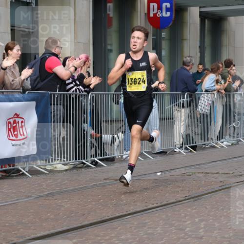 13.09.2026 - 21. swb-Marathon Bremen Strokosch-Dieckow http://msf.ph/oto/10281847 13.09.2026 10:28:47 Ziel 10597, 13604, 13614, 13515, 13547, 13567, 13593, 13624 meine-sportfotos.de