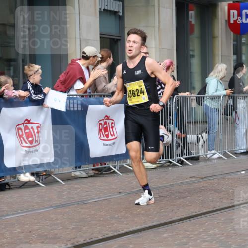 13.09.2026 - 21. swb-Marathon Bremen Strokosch-Dieckow http://msf.ph/oto/10281854 13.09.2026 10:28:47 Ziel 10597, 13604, 13614, 13515, 13547, 13567, 13593, 13624 meine-sportfotos.de