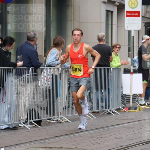 13.09.2026 - 21. swb-Marathon Bremen Strokosch-Dieckow http://msf.ph/oto/10281881 13.09.2026 10:29:03 Ziel 10597, 13517, 13542, 13557, 13593, 13604, 13614, 13624 meine-sportfotos.de