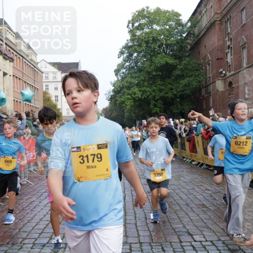 13.09.2026 - Kiel Lauf Yannick Fuchs http://msf.ph/oto/10281982 13.09.2026 08:55:54 Ziel 277, 547, 645, 1160, 1249, 1310, 1712, 2711, 3253, 3358, 3409, 4545, 4682, 4755, 5289, 5297, 5547, 5781, 5876, 6290, 7816, 8619, 8960, 9792, 10188, 10818, 10934, 329, 589, 1106, 1109, 1150, 1297, 1952, 2023, 2026, 2272, 2344, 2453, 2642, 2932, 2998, 3356, 3693, 4122, 4359, 4760, 4761, 4966, 5932, 6268, 7072, 7207, 7601, 7748, 7852, 7907, 7929, 8027, 9033, 9302, 9344, 10227, 10271, 10818, 11439, 11469, 11657, 12219, 12712, 74, 76, 669, 114 meine-sportfotos.de