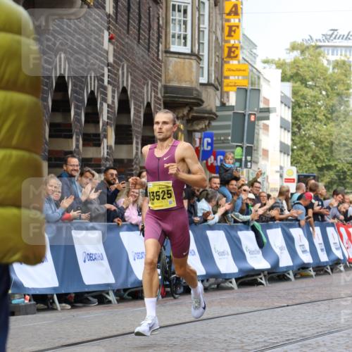 13.09.2026 - 21. swb-Marathon Bremen Strokosch-Dieckow http://msf.ph/oto/10282444 13.09.2026 10:26:45 Ziel 13525, 13502 meine-sportfotos.de